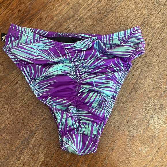 Cleo the Hurricane Pole Scrunch Bottoms - Picture 2 of 4